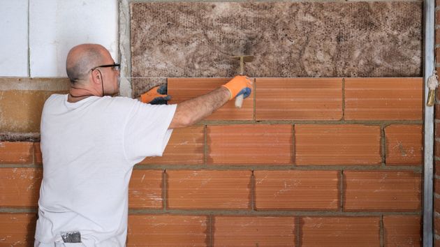 Un inversor inmobiliario advierte sobre lo que ocurre en la construcción: “Hace 15 años un paleta cobraba 2.000 pavos y ahora están cobrando 1.200”