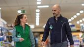 Dos trabajadores de Mercadona en el pasillo de un supermercado
