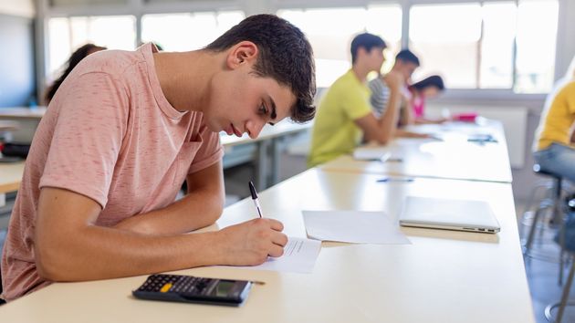 un estudiante haciendo un examen en clase