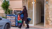 una mujer desalojando su vivienda