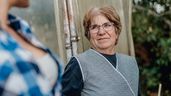 Una agricultora, paseando por sus cultivos
