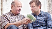 Padre dando dinero a un hijo