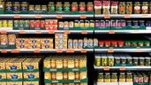 estanterías con encurtidos y aceitunas de un supermercado