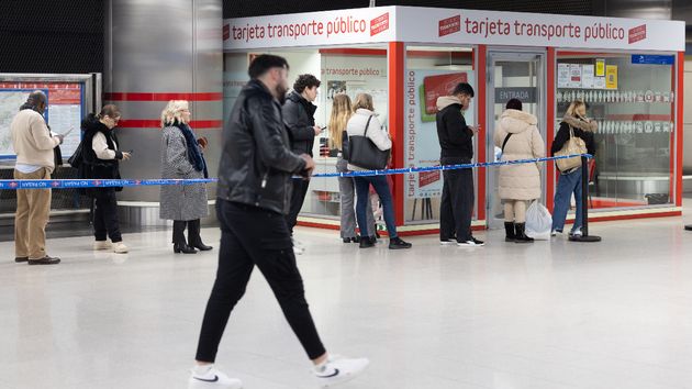 viajeros en una estación de metro de Madrid