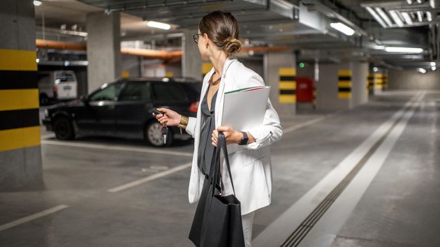 Una autónoma gana a la mutua y su caída en el garaje para coger el coche e irse a trabajar es accidente laboral