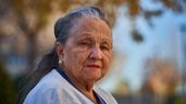 Una mujer mayor de 80 años.