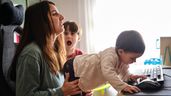 Una madre con sus hijos teletrabajando