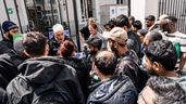 Migrantes haciendo cola el primer día de la regularización