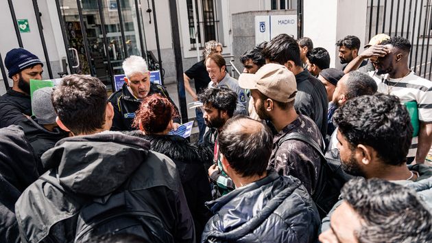 Fedea critica los criterios de la regularización de inmigrantes del Gobierno y cuestiona la vulnerabilidad económica: pide centrarse en la vinculación con el país