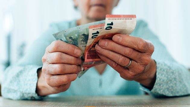 Una mujer contando dinero en una mesa