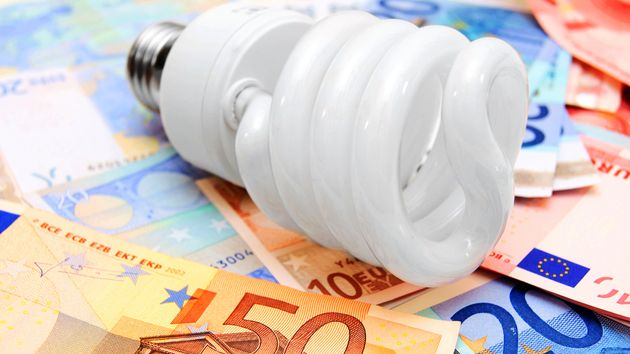 El precio de la luz hoy martes, 12 de mayo de 2026, en el PVPC sube de nuevo y dos franjas superan los 200 euros