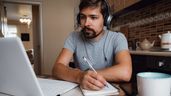 Un hombre realizando un curso online