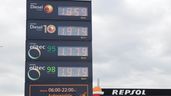 Cartel con el precio de la gasolina y diesel en una estación de servicio