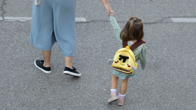 Una niña camino al colegio