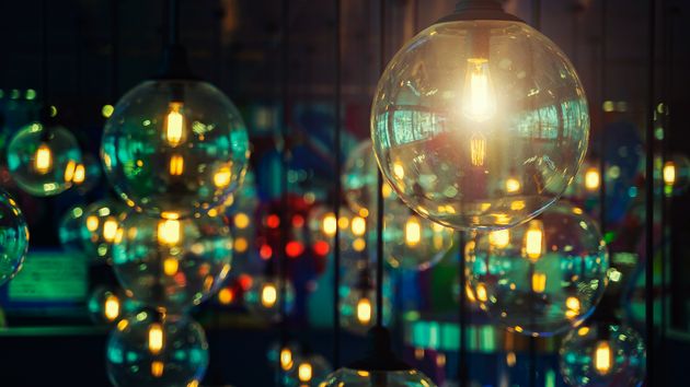 El precio de la luz se desploma este miércoles y habrá varios tramos por debajo de los 0 euros 