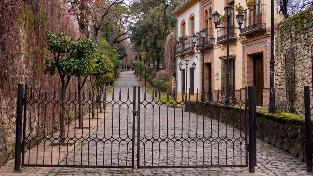 Una valla cortando el camino de acceso 