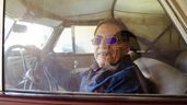 una persona mayor de 65 años conduciendo