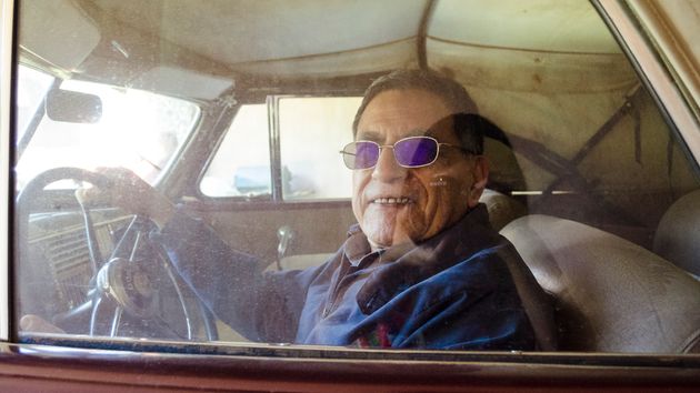 una persona mayor de 65 años conduciendo