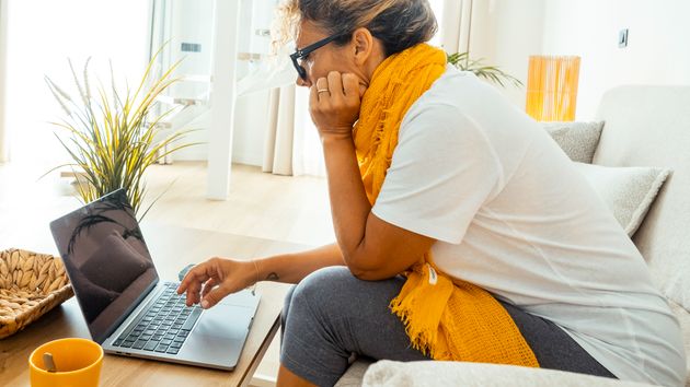 Una mujer teletrabajando desde casa