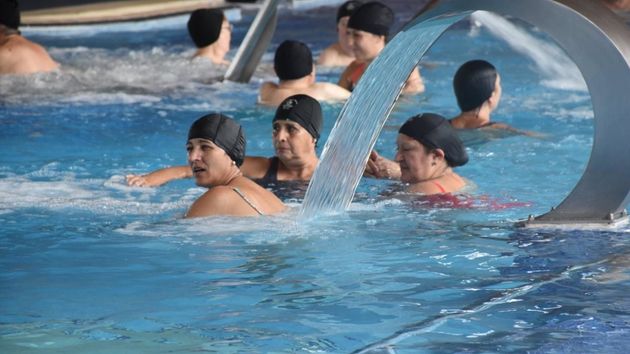 Varios mayores en un balneario