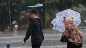 Dos personas sufriendo un vendaval