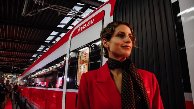 Una azafata de uno de los trenes de la operadora Iryo