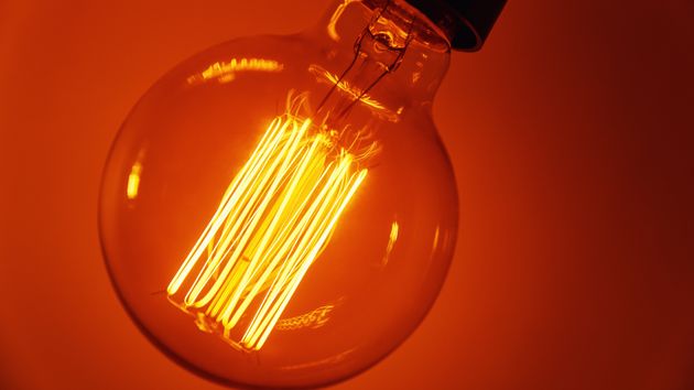 Una bombila encendida