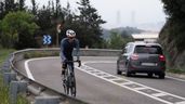 Un ciclista en carretera.