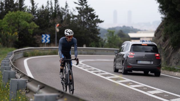Un ciclista en carretera.