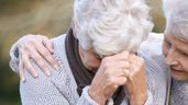 Una mujer mayor llorando