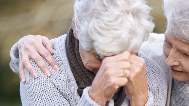 Una mujer mayor llorando
