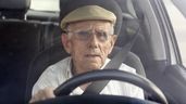 Un conductor sénior de autobús