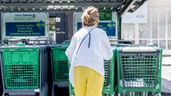 una persona con un carro de la compra