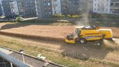 la cosechadora en medio de los edificios
