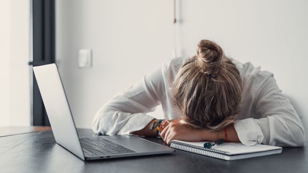 Una empleada, agotada sobre su escritorio