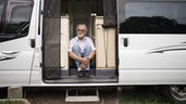 Un hombre en una caravana