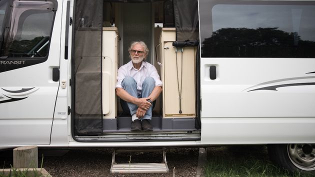 Un hombre en una caravana
