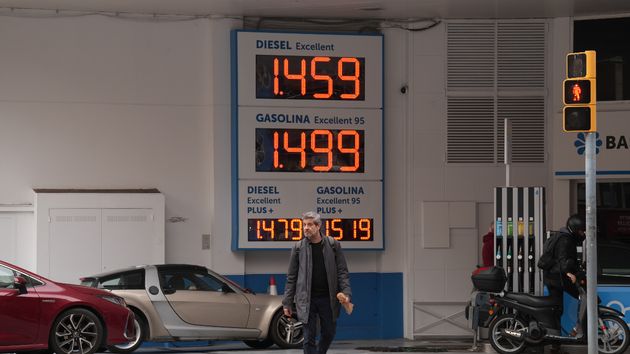 Panel de precios de una gasolinera 