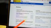Una persona hace el borrador de su declaración de la renta