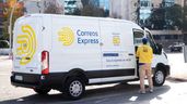 Un trabajador de Correos Express al lado de una furgoneta