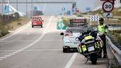 guardia civil realiza un control para regular el flujo del tráfico 