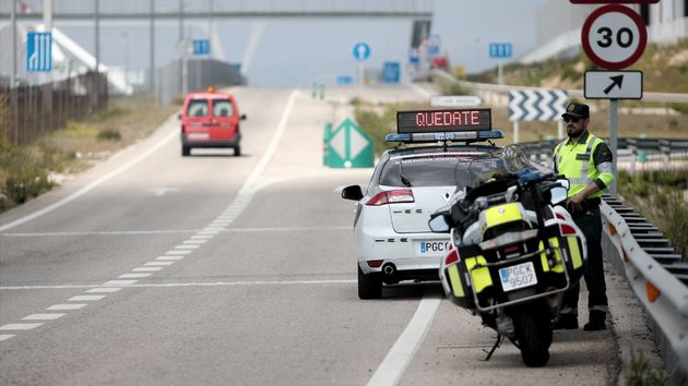 guardia civil realiza un control para regular el flujo del tráfico 