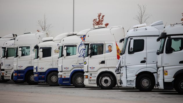 Varias cabezas tractoras estacionadas en una pasada huelga en Madrid