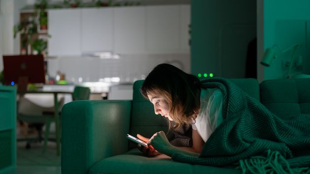 Una joven mirando el móvil