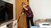 Una trabajadora limpiando una habitación de estudiantes