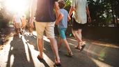 Varias familias pasean por un campo