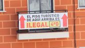 Cartel de un piso turístico ilegal en una comunidad de vecinos 