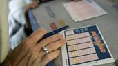 Una mujer rellenando un boleto de euromillones en Francia