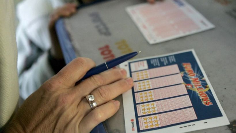 Una vecina gana un millón de euros con un boleto de Euromillones que compró en el estanco de su pueblo “el de toda la vida”