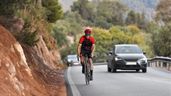 Ciclista en carretera.